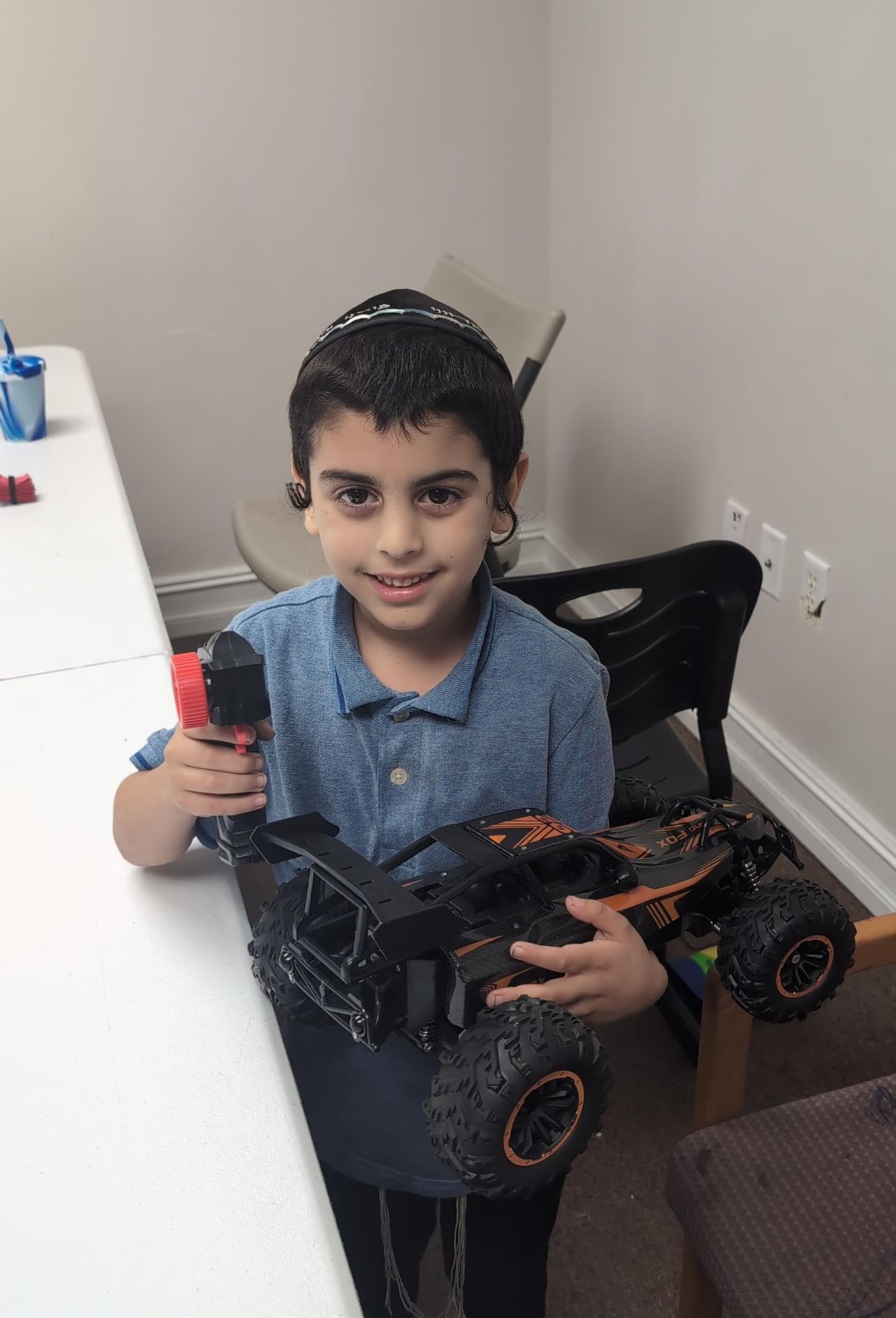 Talmid with raffle prize