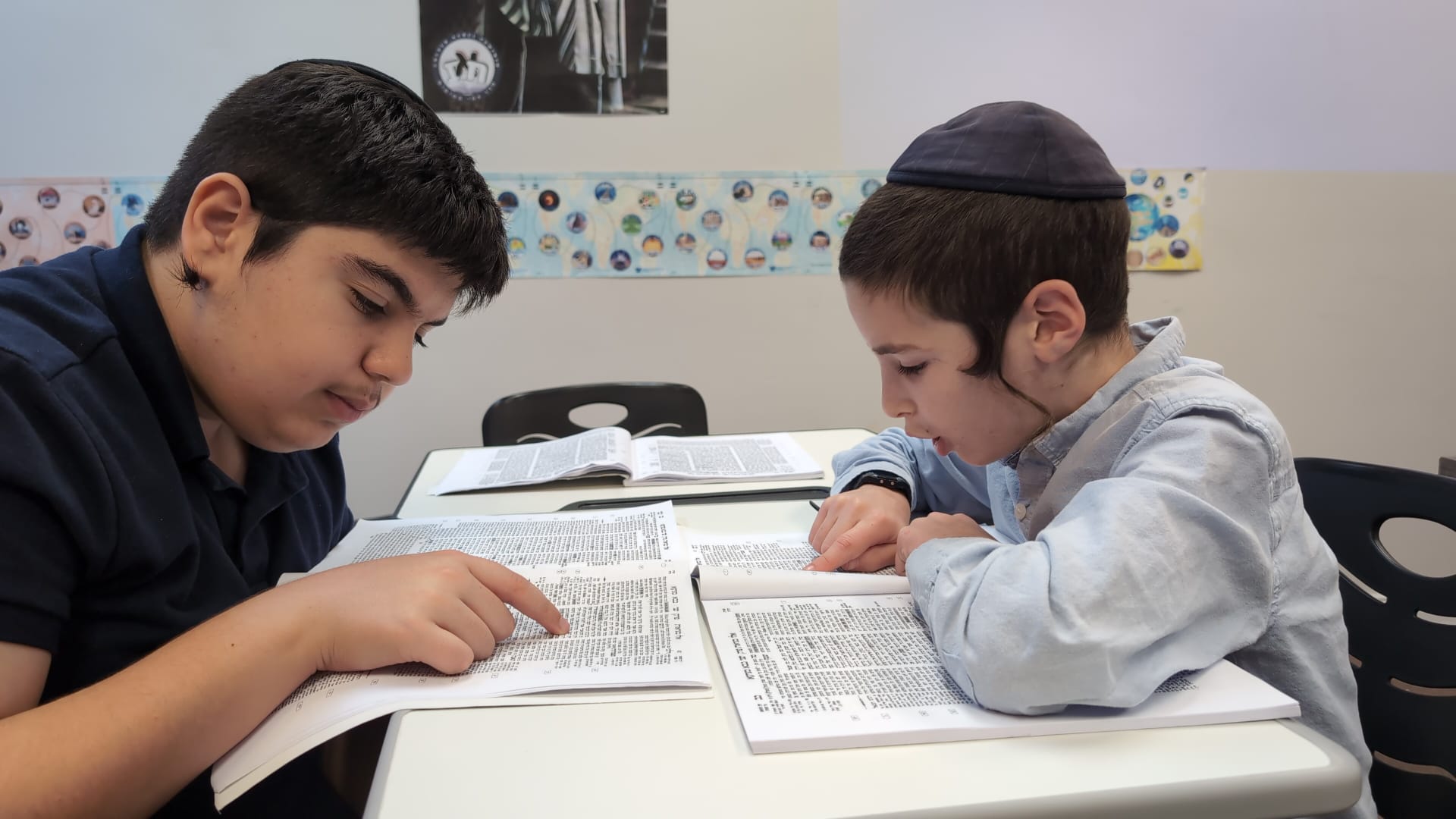 Two talmidim learning b'chavrusa